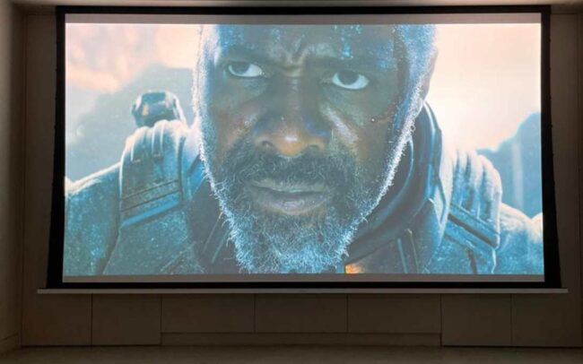 Conception d'une salle de cinéma à domicile : Écran de projection escamotable