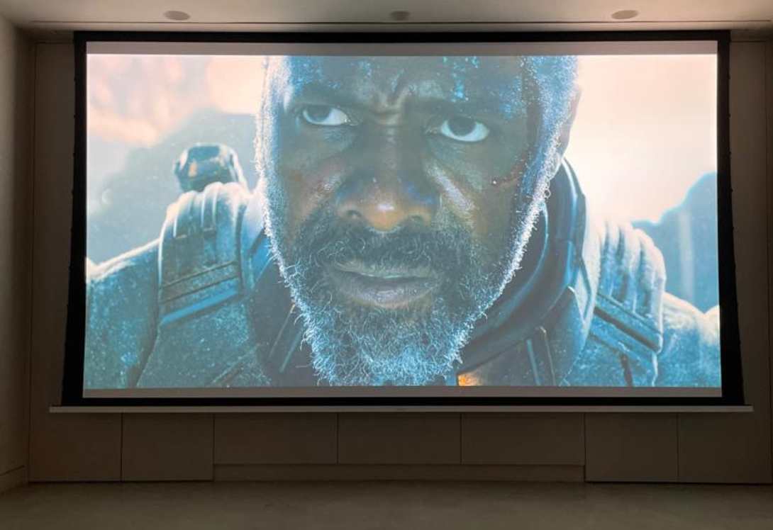 Conception d'une salle de cinéma à domicile : Écran de projection escamotable