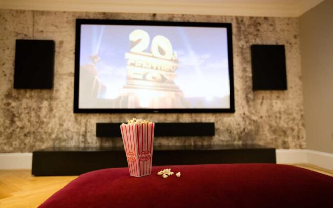 Conception d'un home cinéma : Installation des enceintes